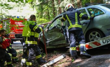 Auto prallte in Waldstück bei Natternbach gegen Baum