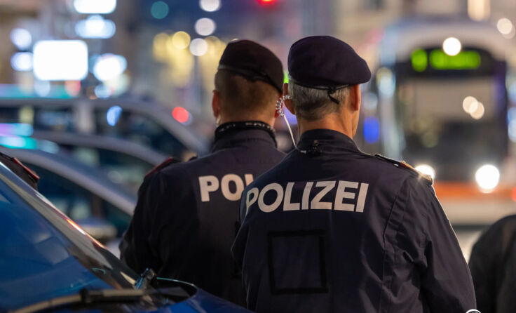 Zwei Polizeibeamte im nächtlichen Einsatz in Linz (Fotocredit: Team Fotokerschi/Draxler)