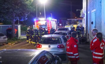 Brand in Mehrparteienhaus in Leonding: Drei Feuerwehren im Einsatz