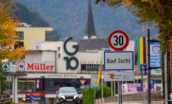 Radlader rollte führerlos in Gebäude in Bad Ischl