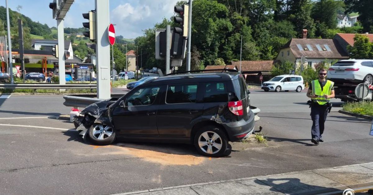 Car hit by train in Puchenau