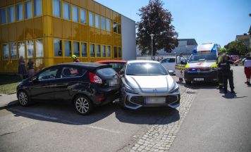 Missgeschick mit Schuhwerk verursacht Unfall mit vier Fahrzeugen in Marchtrenk