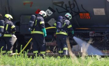 Feuerwehr im Einsatz bei Benzinaustritt aus Kesselwaggon in Wels-Neustadt