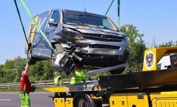 Kleintransporter prallt auf A25 bei Pucking gegen Leitplanke