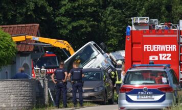 Lkw mit Ladekran in Krenglbach umgestürzt