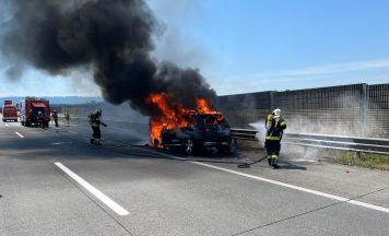 Auto in Vollbrand auf der A1 bei Laakirchen