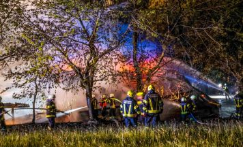 Großbrand in Lochen am See: Über 250 Kräfte im Einsatz