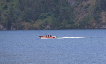 Gekentertes Segelboot am Traunsee