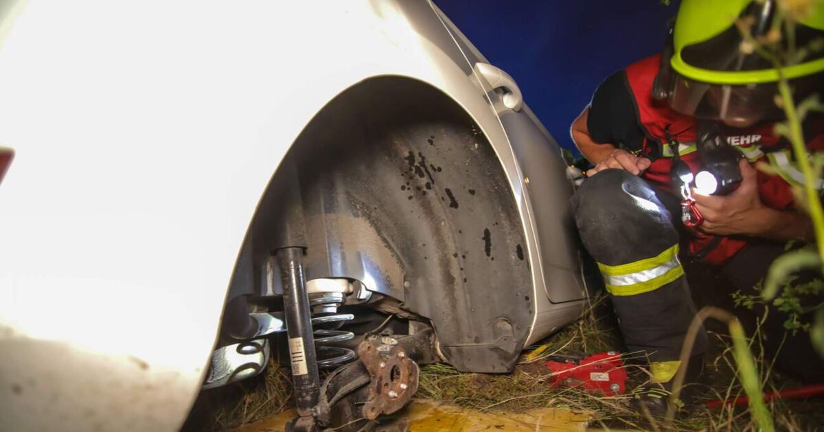 Accident on B1 near Marchtrenk: Car touches curb and spins out
