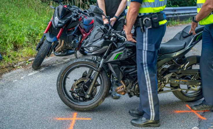 Die Polizei bei der Unfallaufnahme nach dem Motorradsturz am Magdalenberg (Foto: FOTOKERSCHI)