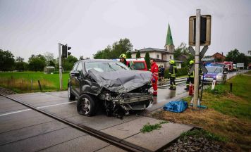 Auto auf Bahnübergang in Burgkirchen mit Regionalzug der Mattigtalbahn kollidiert