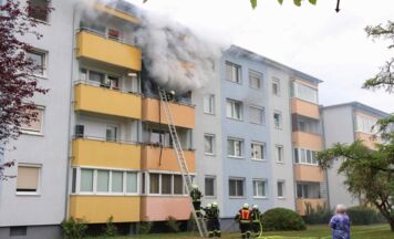 Großer Balkonbrand in Leonding: Drei Feuerwehren im Einsatz