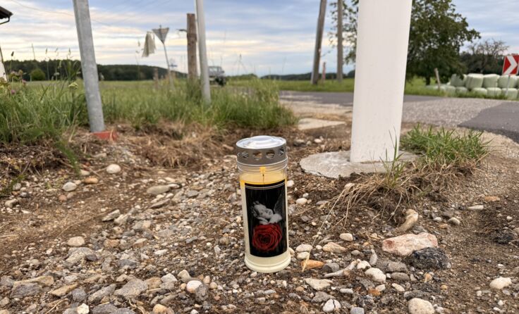Eine Kerze an der Unfallstelle (Foto: FOTOKERSCHI / MANFRED REHBERGER)