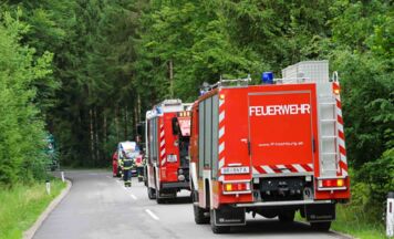 Schwerer Unfall in Hochburg-Ach: Pkw prallte gegen Baum