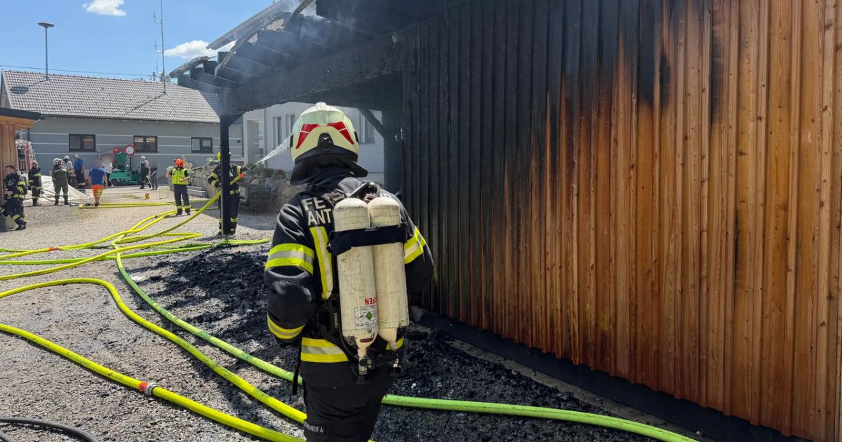 Vollbrand in Reichersberg: Auto im Carport vollständig zerstört