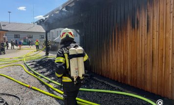 Vollbrand in Reichersberg: Auto im Carport vollständig zerstört