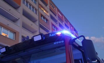 Feuerwehr sicherte lose Markise an Hochhaus in Wels-Neustadt
