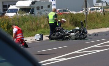 Motorradfahrer in Steinhaus von Lkw-Reifen getroffen