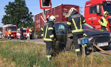 Auto rammt Lichtsignal am Bahnübergang in Scharten