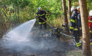 Mulcher in Buchkirchen geriet in Brand: Zwei Feuerwehren im Einsatz
