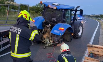 Traktor verliert Rad am Kreisverkehr in Neumarkt im Mühlkreis