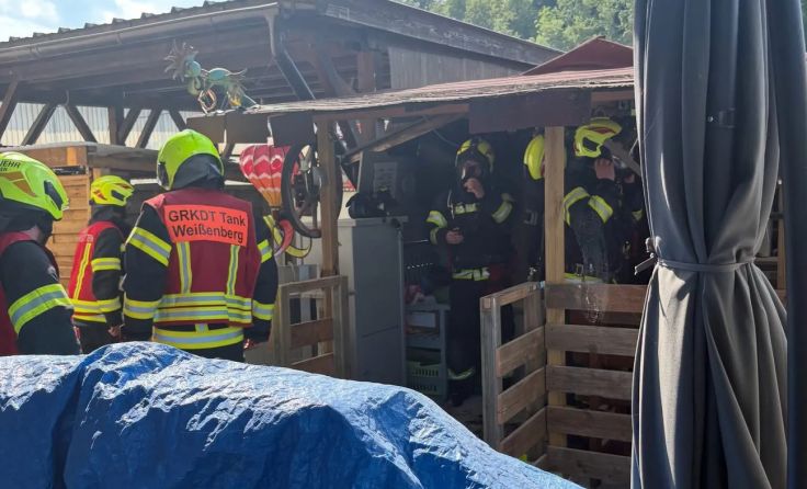 Feuerwehreinsatz bei der betroffenen Gartenhütte in St. Marien (Fotocredit: Feuerwehr Weißenberg)