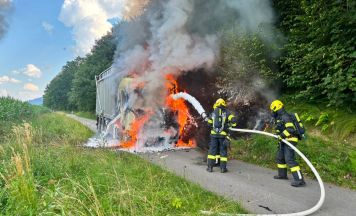Hackschnitzel-Lkw in Engelhartszell fing während der Fahrt zu brennen an