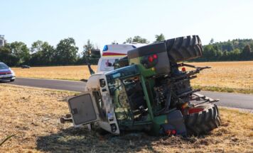 Schwere Kreuzungskollision in Gunskirchen: Traktor stürzt um, zwei Verletzte
