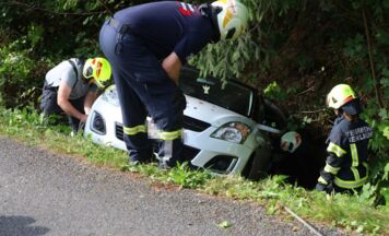 Pkw stürzt bei Altmünster in Bachbett des Schwarzenbachs
