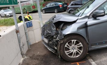 Auto krachte in Traunkirchen gegen Mauer