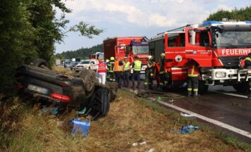 Schwerer Unfall auf A8 bei Krenglbach: Auto überschlägt sich, Lenker schwer verletzt