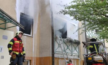 Wohnung in Wels-Neustadt in Vollbrand – Drei Feuerwehren im Einsatz
