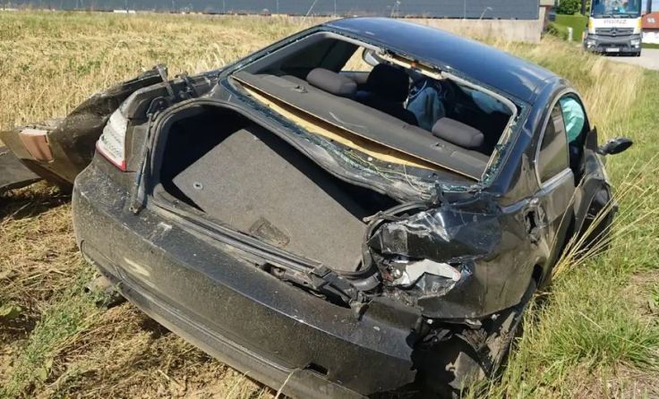 Der Unfallwagen (Foto: FOTOKERSCHI)