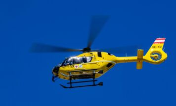Zwei Verletzte nach Kollision mit drei Fahrzeugen in Peuerbach