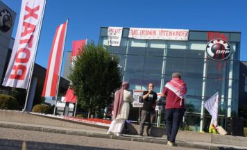 Erneuter Dach-Protest in Gunskirchen: Aktivisten beschmieren Firma mit roter Farbe