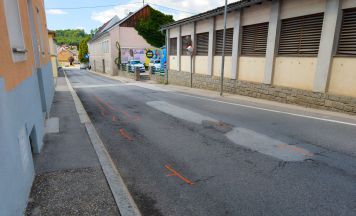Radfahrer (68) in Schwertberg zwischen Traktor und Anhänger geraten