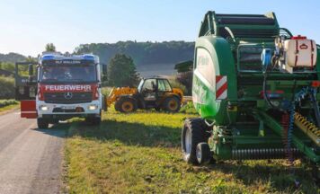 Landwirt dämmte Brand an Rundballenpresse in Wallern an der Trattnach rechtzeitig ein
