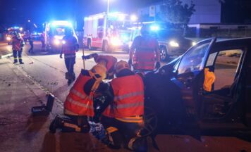 Auto bei Verkehrsunfall in Wels-Lichtenegg gegen Gartenzaun gekracht