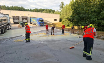 Rindertalg lief bei Tankbefüllung aus: Feuerwehr Hargelsberg im Einsatz