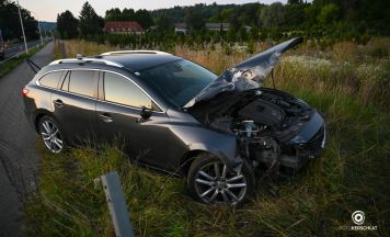 Pkw prallt in Wilhering gegen Laterne und Zaun
