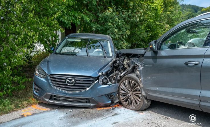 Zwei Pkw nach dem Zusammenstoß im Micheldorfer Ortsteil Weinzierl. (Fotocredit: Team Fotokerschi)