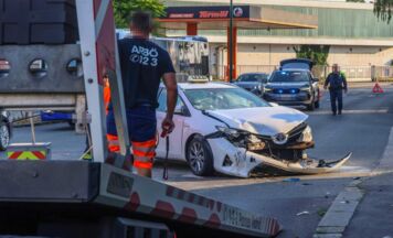 Vier Verletzte nach Zusammenstoß von Taxi und Pkw in Wels-Pernau
