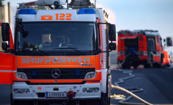 Feuerwehr löscht brennenden Pkw am Pichlingersee und rettet angrenzende Wiese