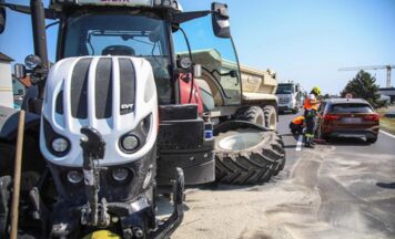 Aufwendige Bergung nach Kollision zwischen Pkw und Traktor in Marchtrenk