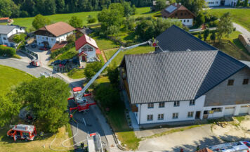 Dachstuhlbrand in Weißenkirchen im Attergau: Feuerwehren löschen Brand in stillgelegtem Bauernhof