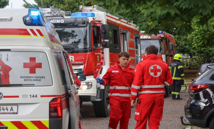 Einsatz von Feuerwehr und Rotem Kreuz bei dem Wohnungsbrand in Pasching