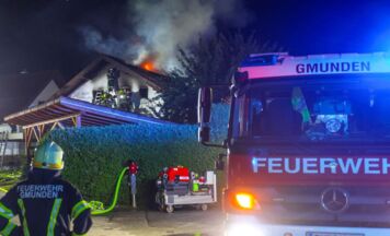 Großer Brand in Gschwandt: Dachstuhl und Obergeschoß eines Einfamilienhauses in Flammen