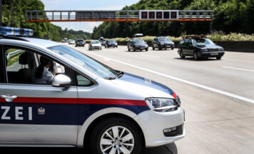 Polizei beschlagnahmt Laserblocker und verbotene Waffe auf der A1