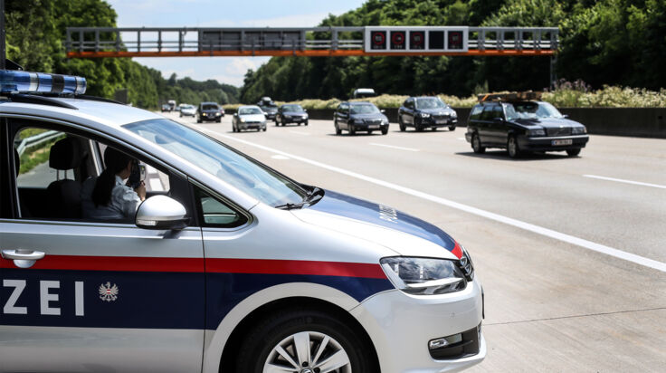 Polizei beschlagnahmt Laserblocker und verbotene Waffe auf der A1