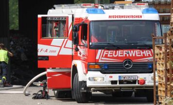 Großeinsatz bei Firmenbrand in Niederneukirchen: Feuer unter Kontrolle